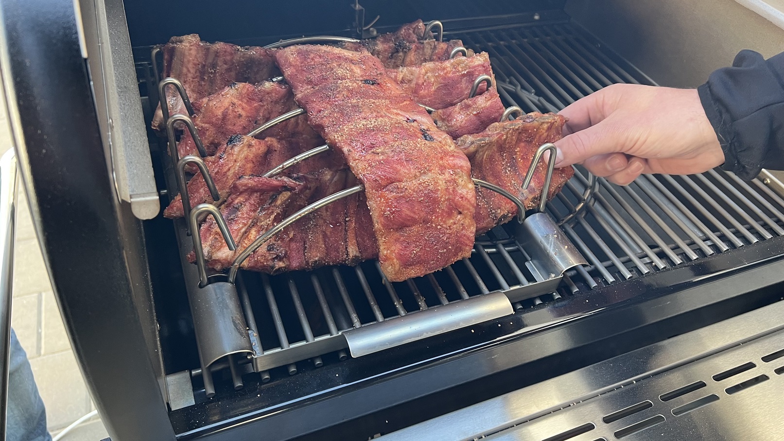 Žebra na grilu - dělaná na stojánku