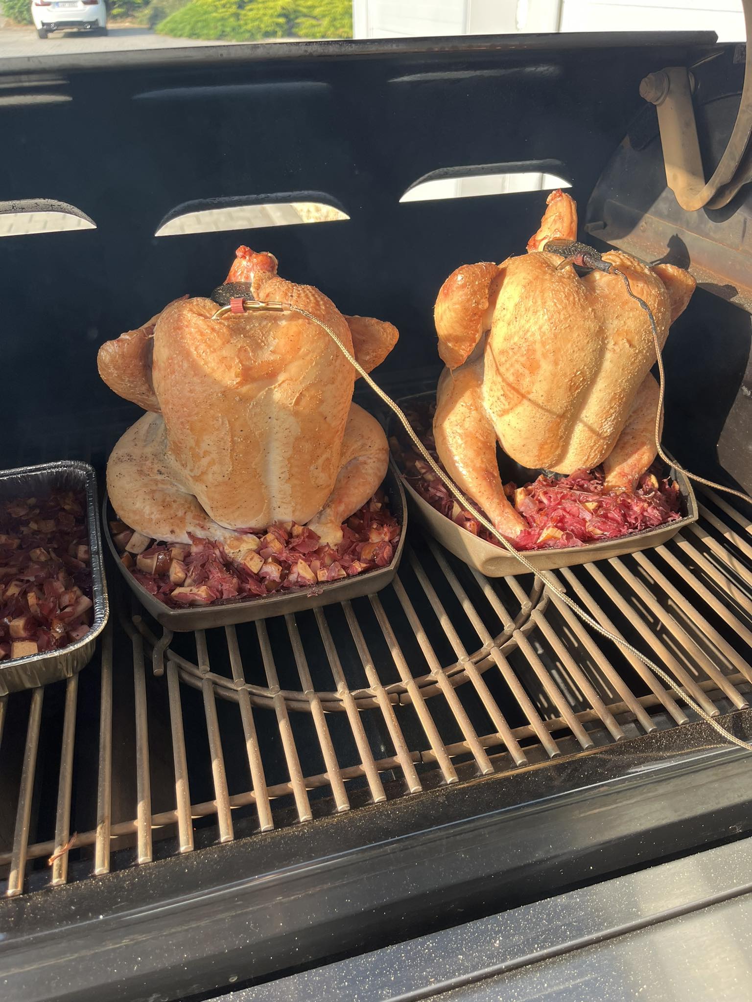 Recenze peletového grilu Weber SmokeFire - Kuřata v peletovém grilu