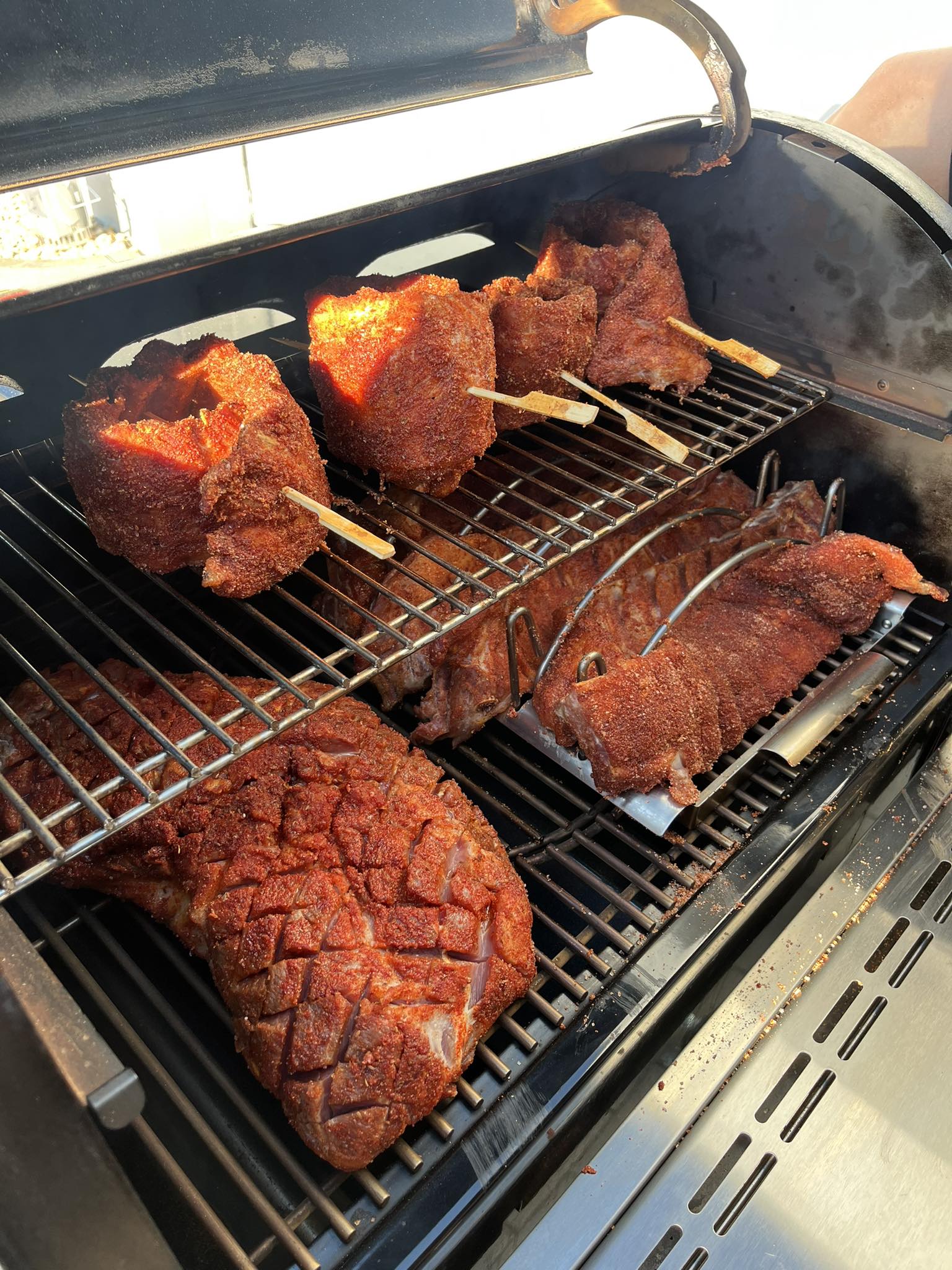 Recenze peletového grilu Weber SmokeFire - ideální na žebra a krkovice