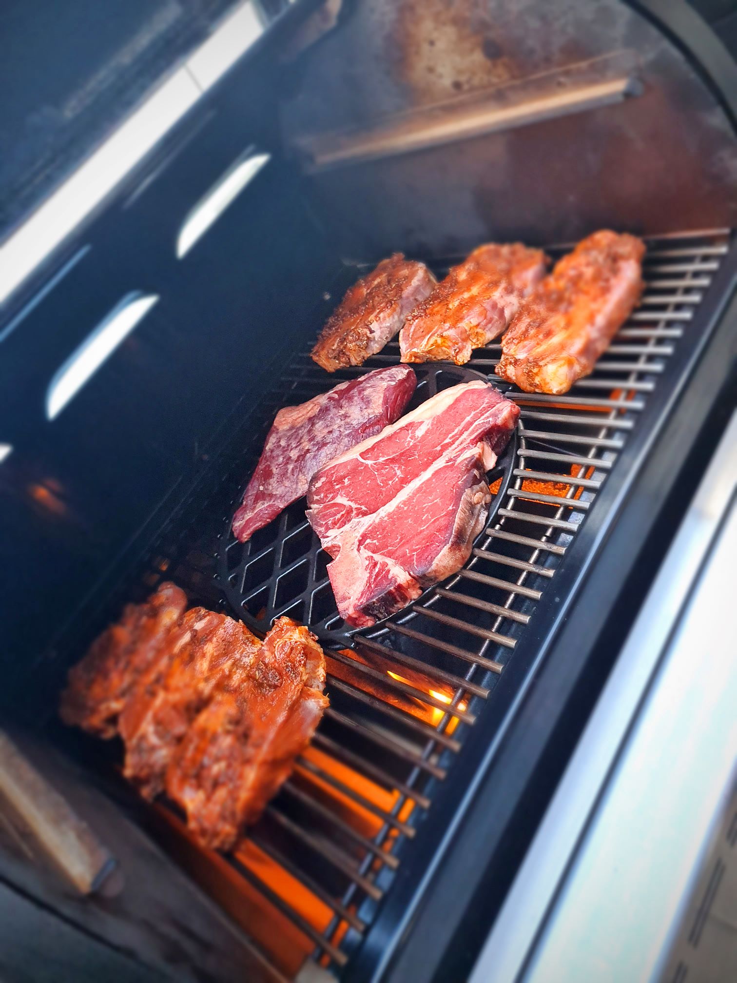 Recenze peletového grilu Weber SmokeFire - při vysokých teplotách pelety v grilu rovnou hoří