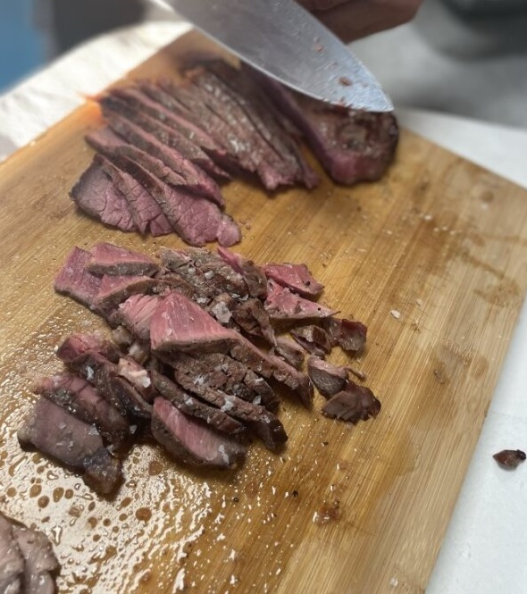 Hotový hovězí steak Hotový hovězí steak medium rare