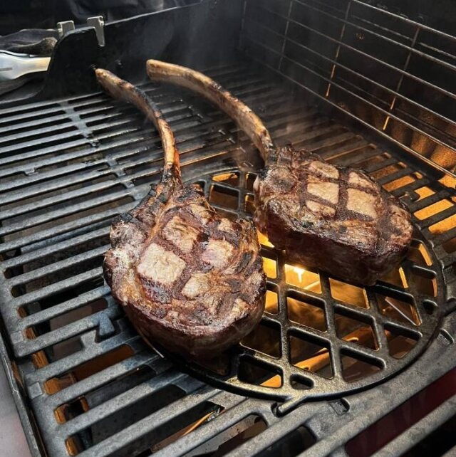 Tomahawk steak na grilu Tomahawk steak na grilu