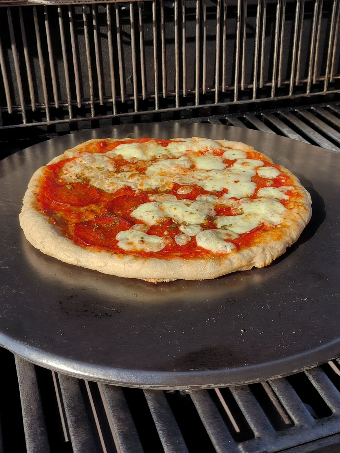 Jednoduchá domácí pizza - hotová na grilu Jednoduchá domácí pizza - hotová na grilu