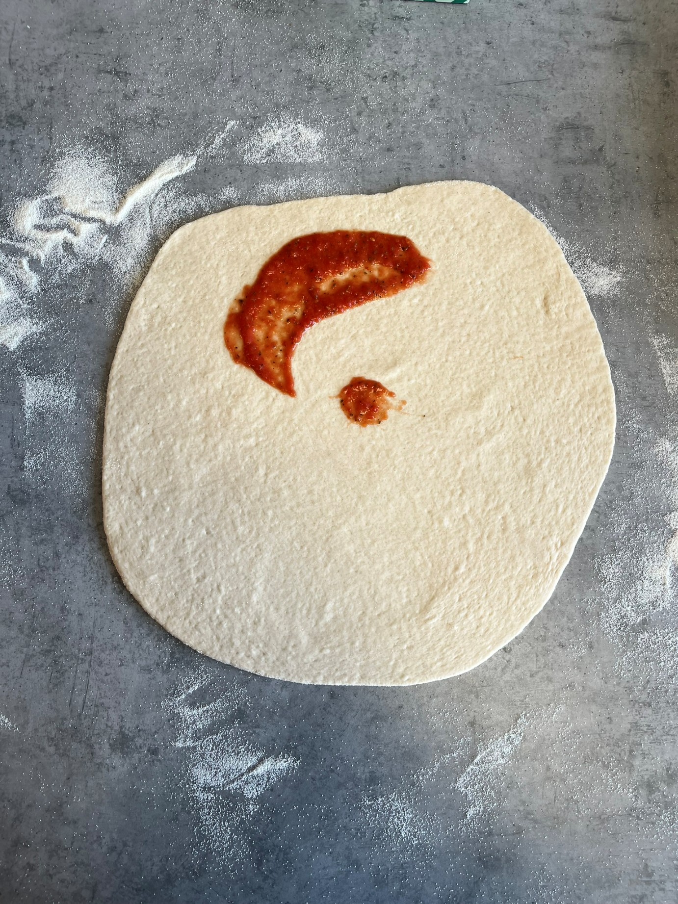 Jednoduchá domácí pizza - rozválené těsto Jednoduchá domácí pizza - rozválené těsto
