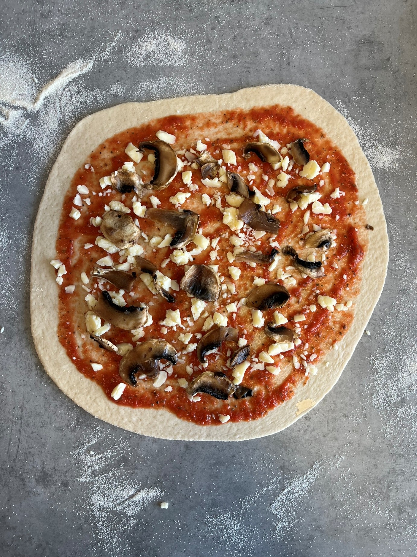 Jednoduchá domácí pizza - s ingrediencemi Jednoduchá domácí pizza - s ingrediencemi