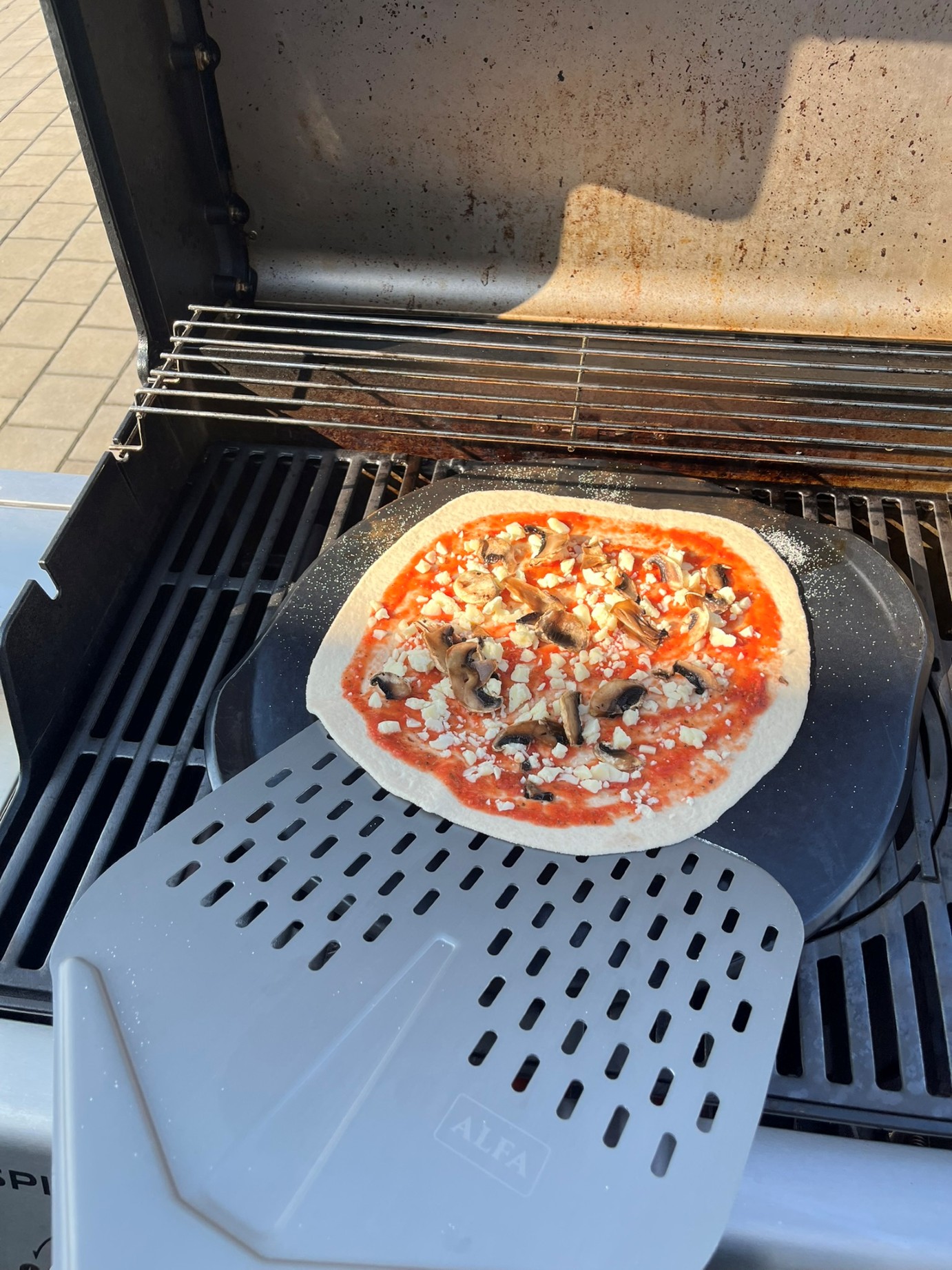 Jednoduchá domácí pizza - umístění do grilu Jednoduchá domácí pizza - umístění do grilu