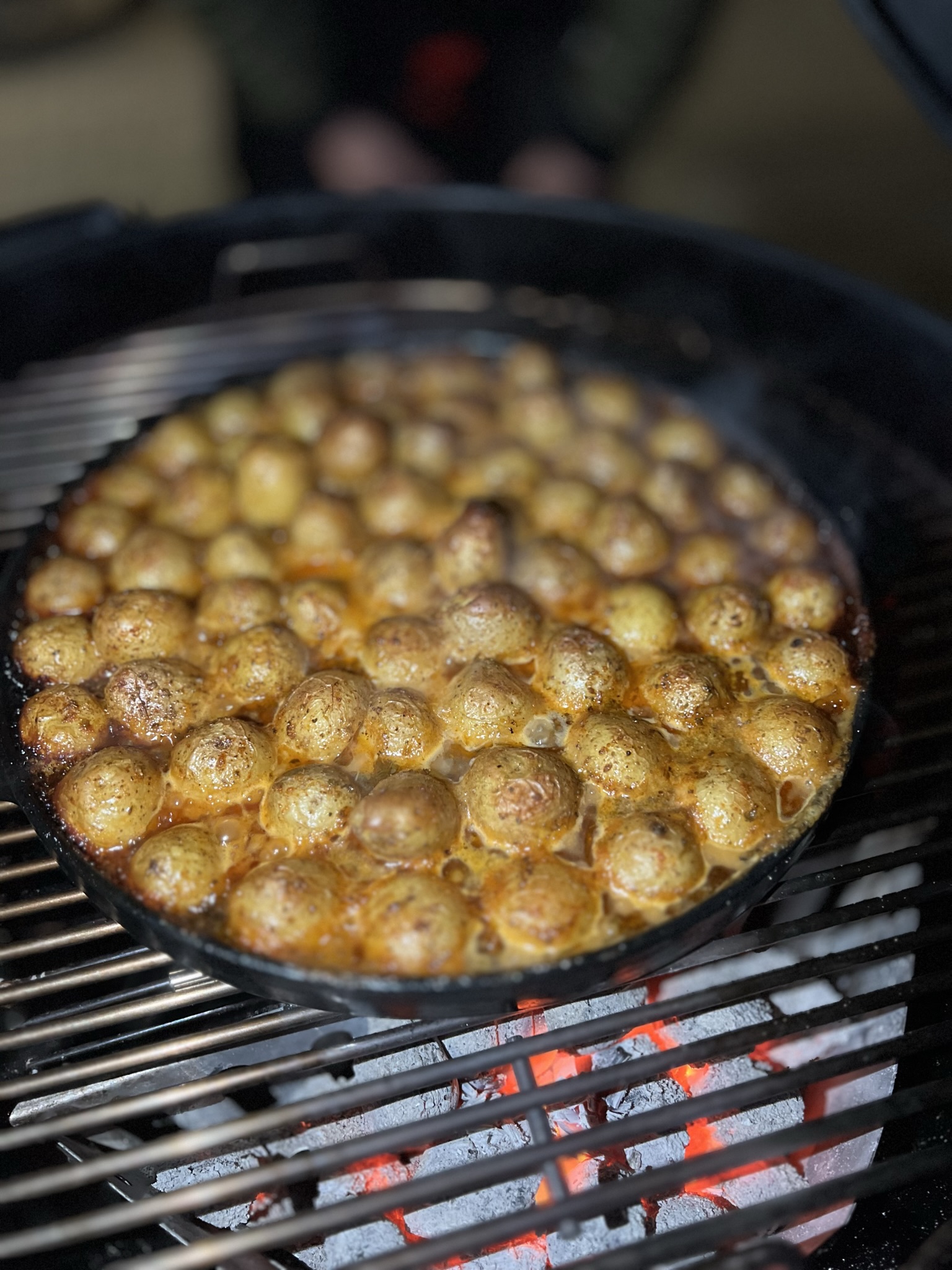 Grilované brambory s parmezánem - na grilu hotové