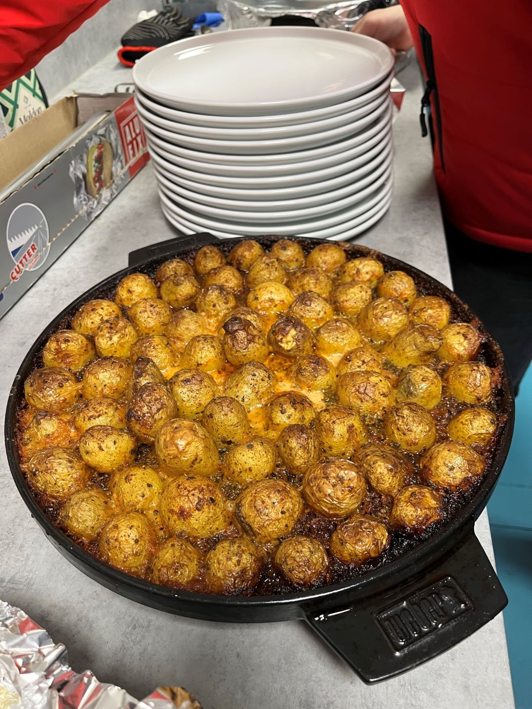Grilované brambory s parmezánem - připraveno k podávání