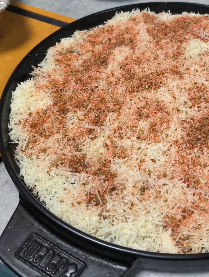 Grilované brambory s parmezánem - sýr v pánvi