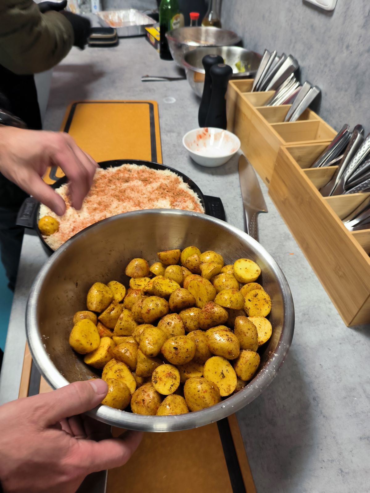 Grilované brambory s parmezánem - skládání brambor