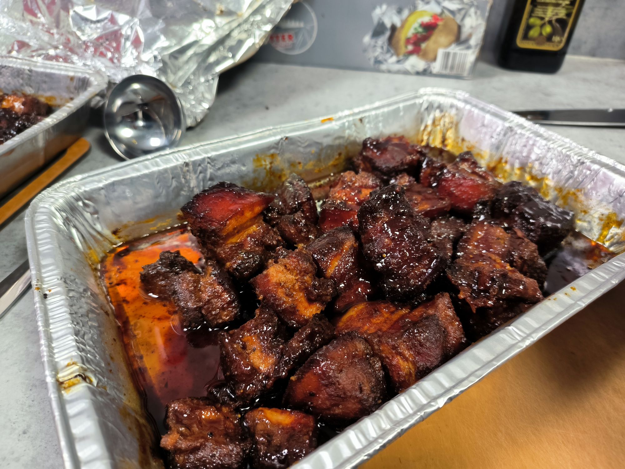 Burnt Butt Ends bůčkové bonbóny - před servírováním Burnt Butt Ends bůčkové bonbóny - před servírováním