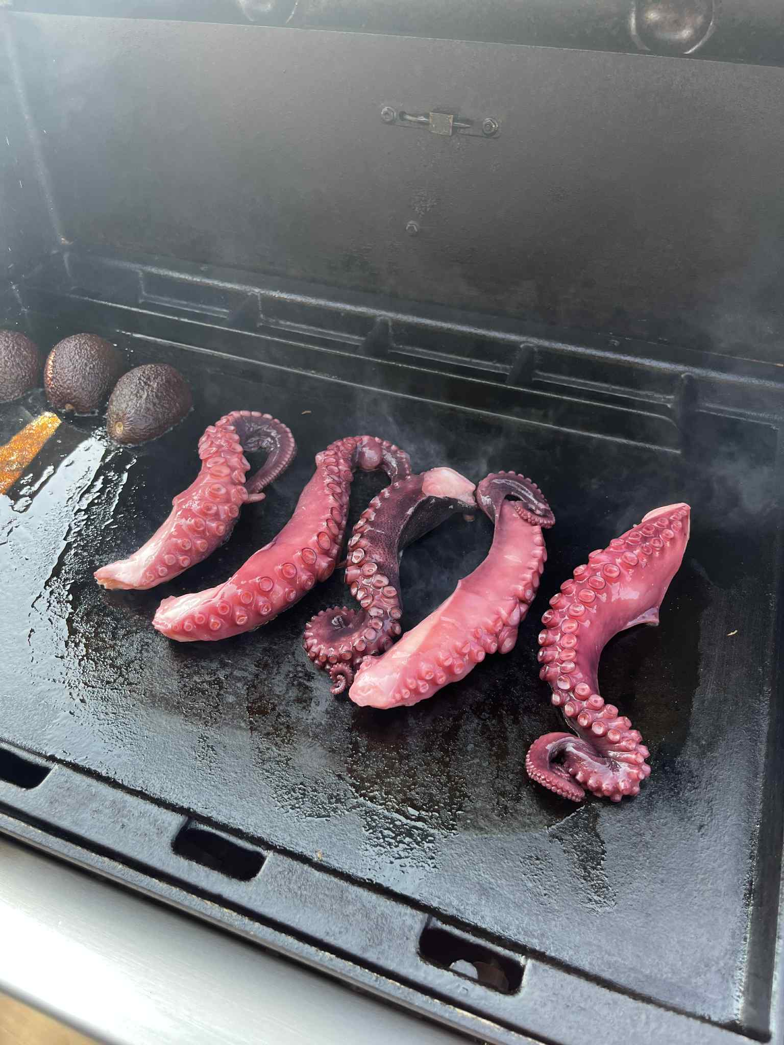 Grilovaná chobotnice - na grilu na začátku