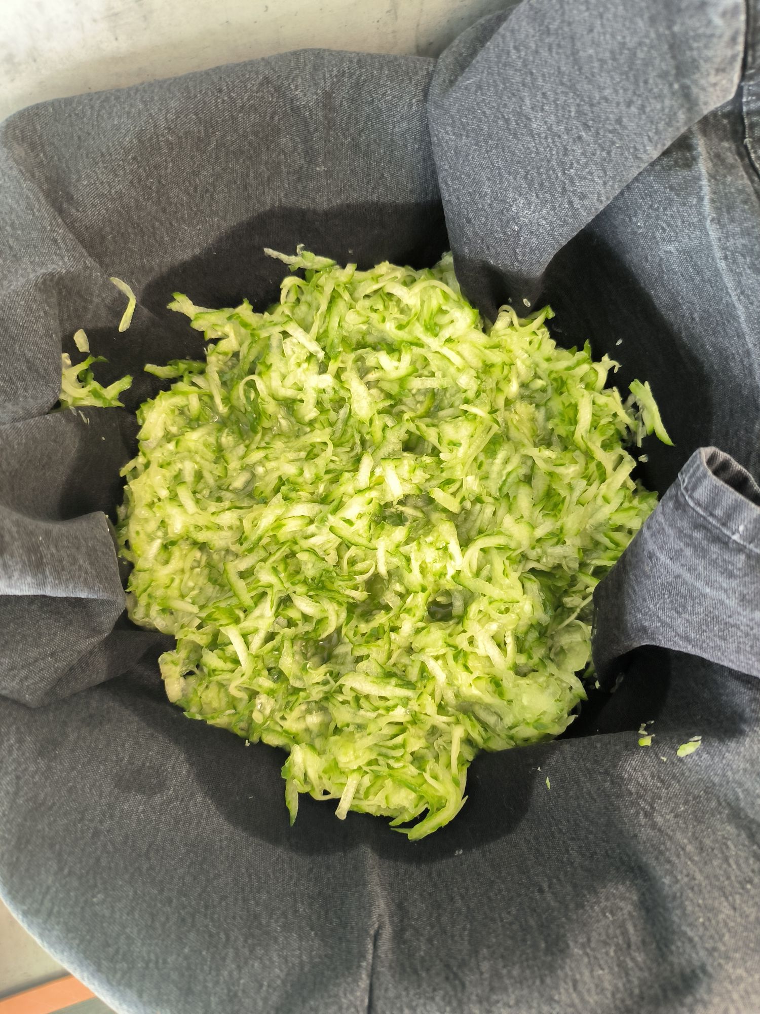 Recept na tzatziki - nastrouhané okurky