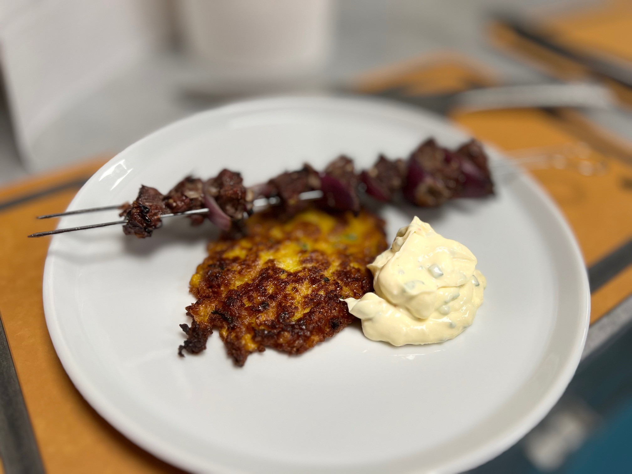 Hovězí špízy na grilu s cibulkou - na talíři