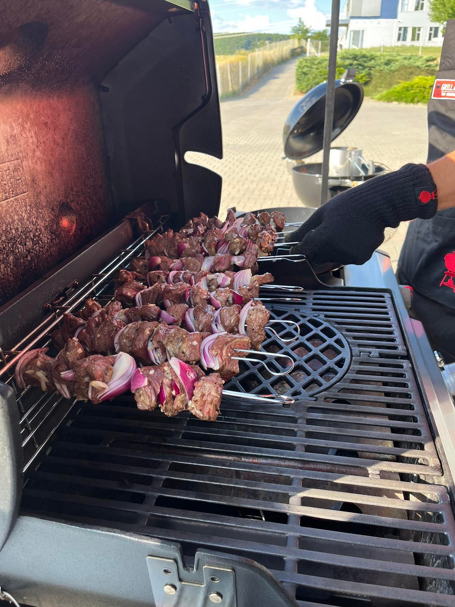 Hovězí špízy na grilu s cibulkou - otáčení