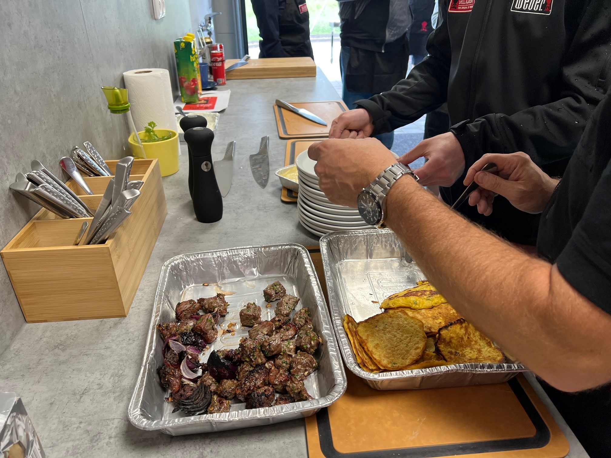 Hovězí špízy na grilu s cibulkou - servírování