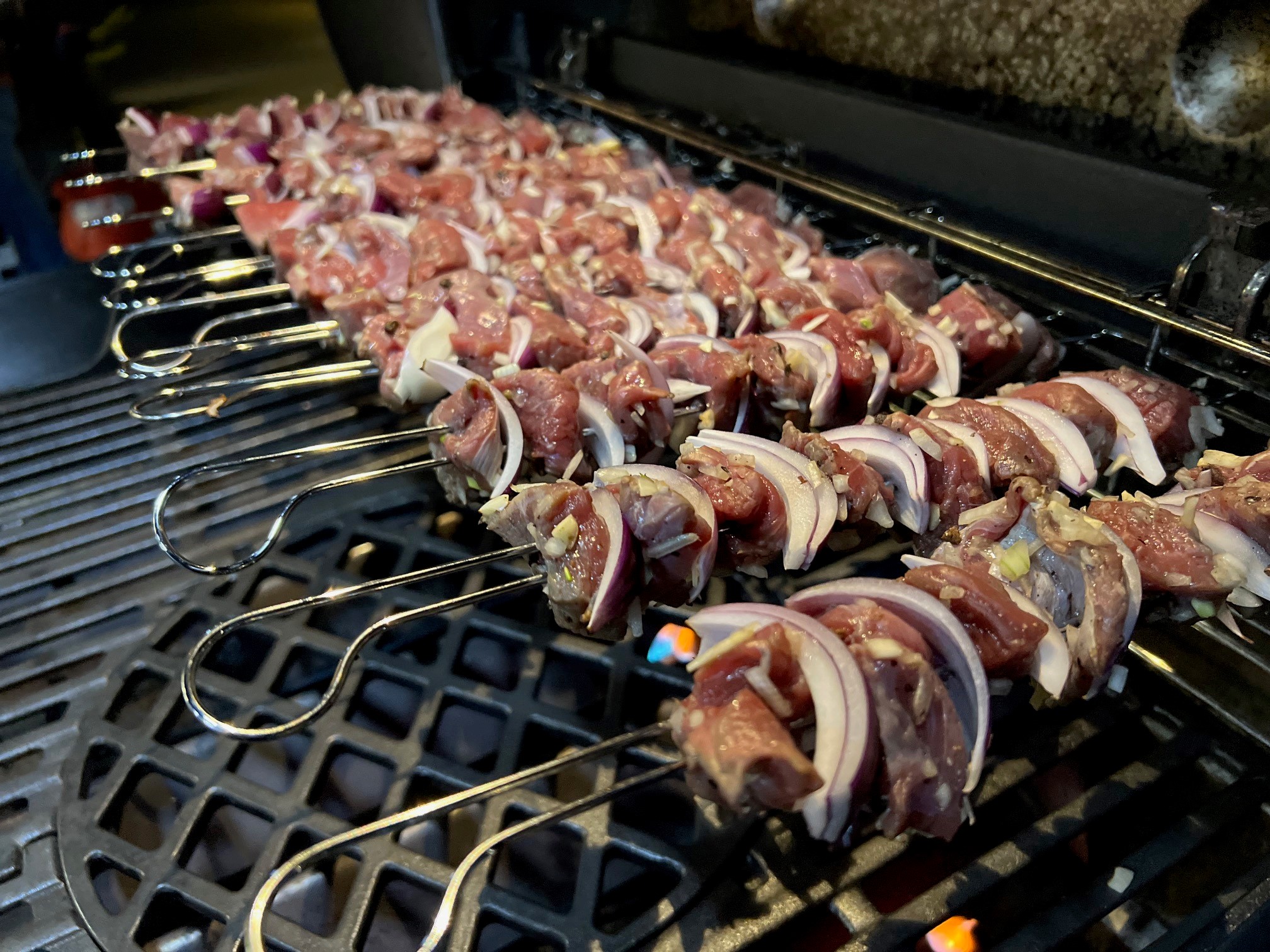 Hovězí špízy na grilu s cibulkou - umístění na gril
