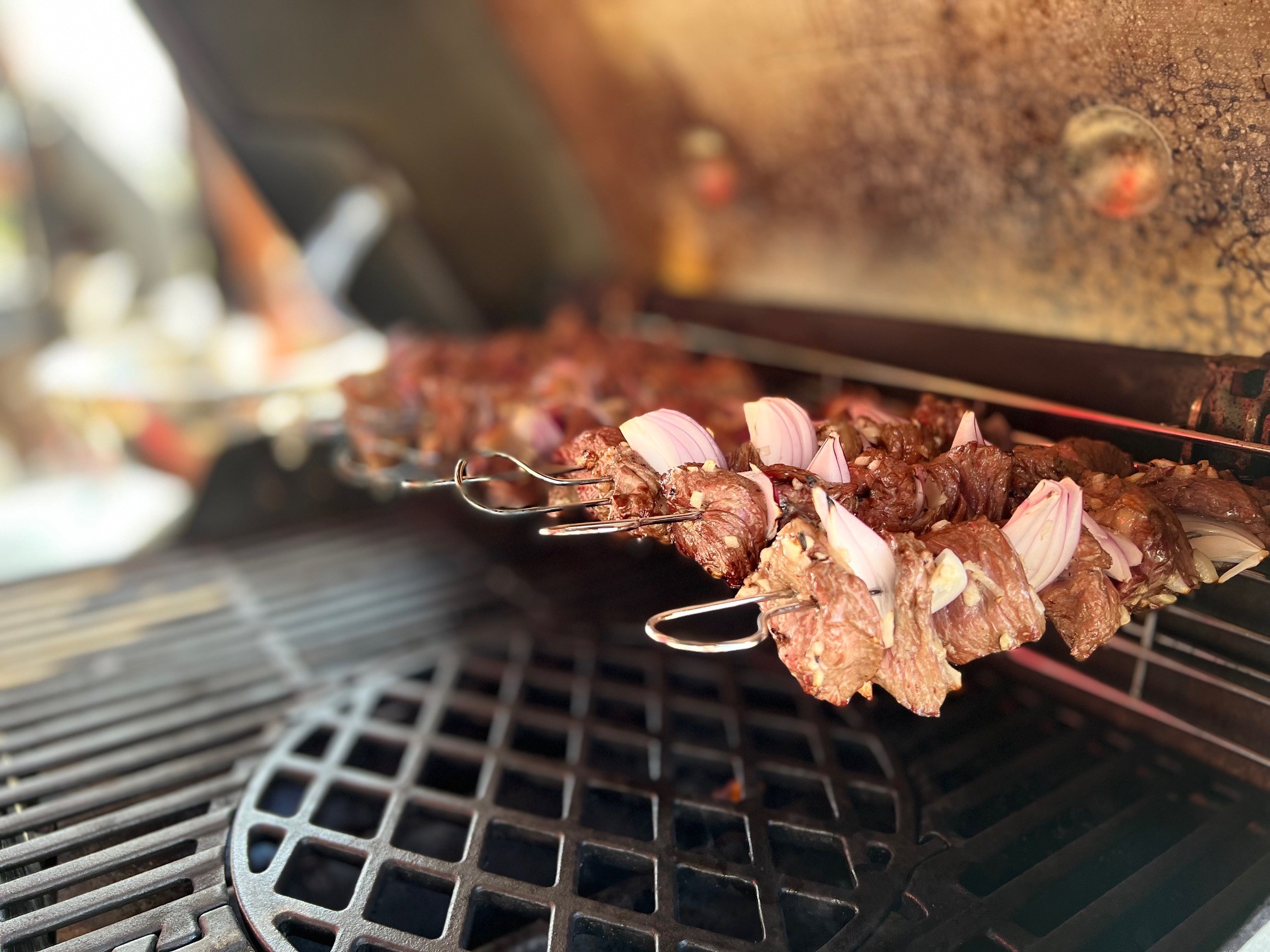 Hovězí špízy na grilu s cibulkou - ve vzduchu nad roštem