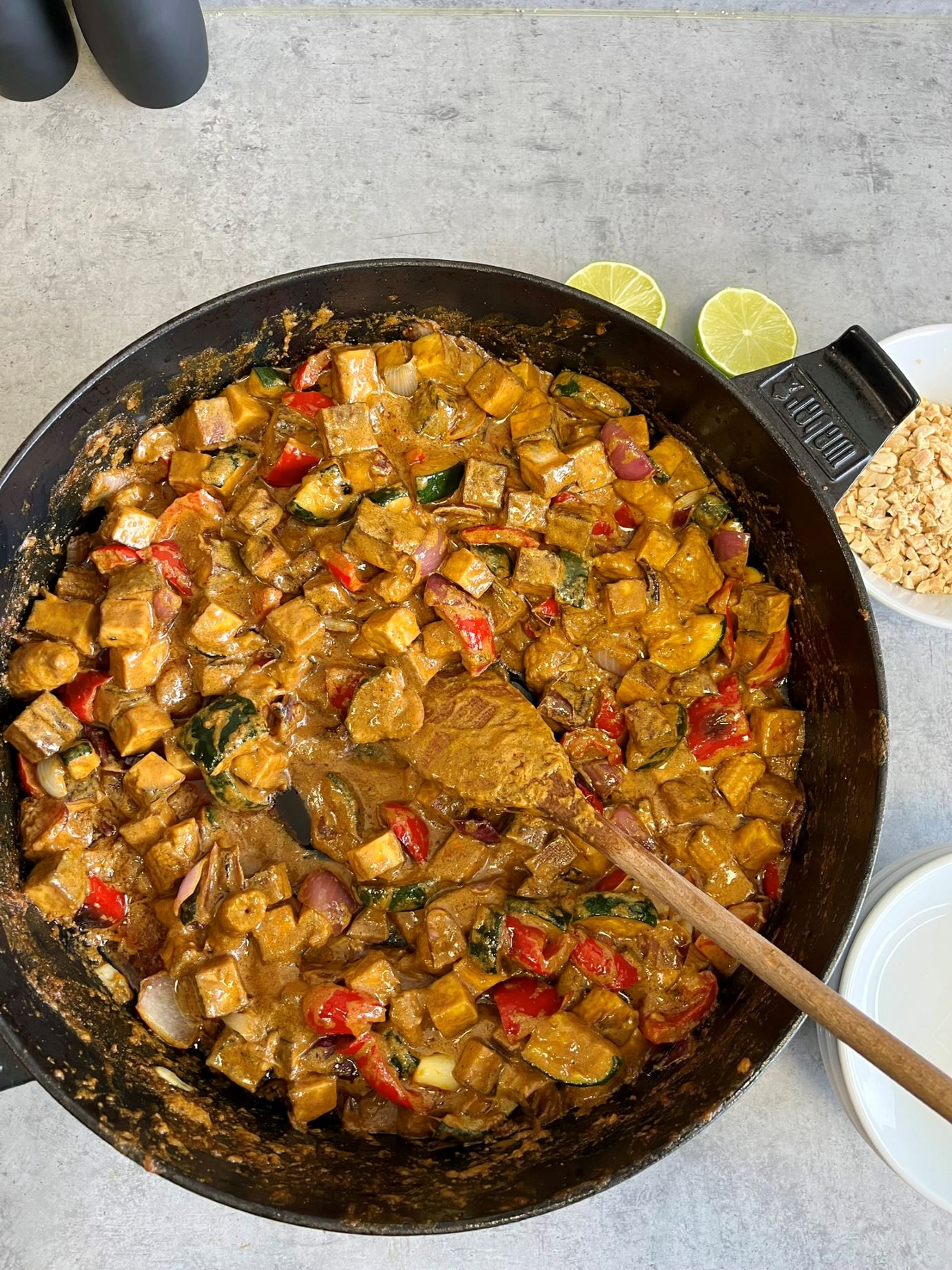 Indie na grilu - arašídové curry se zeleninou a uzeným tofu - hotové Indie na grilu - arašídové curry se zeleninou a uzeným tofu - hotové