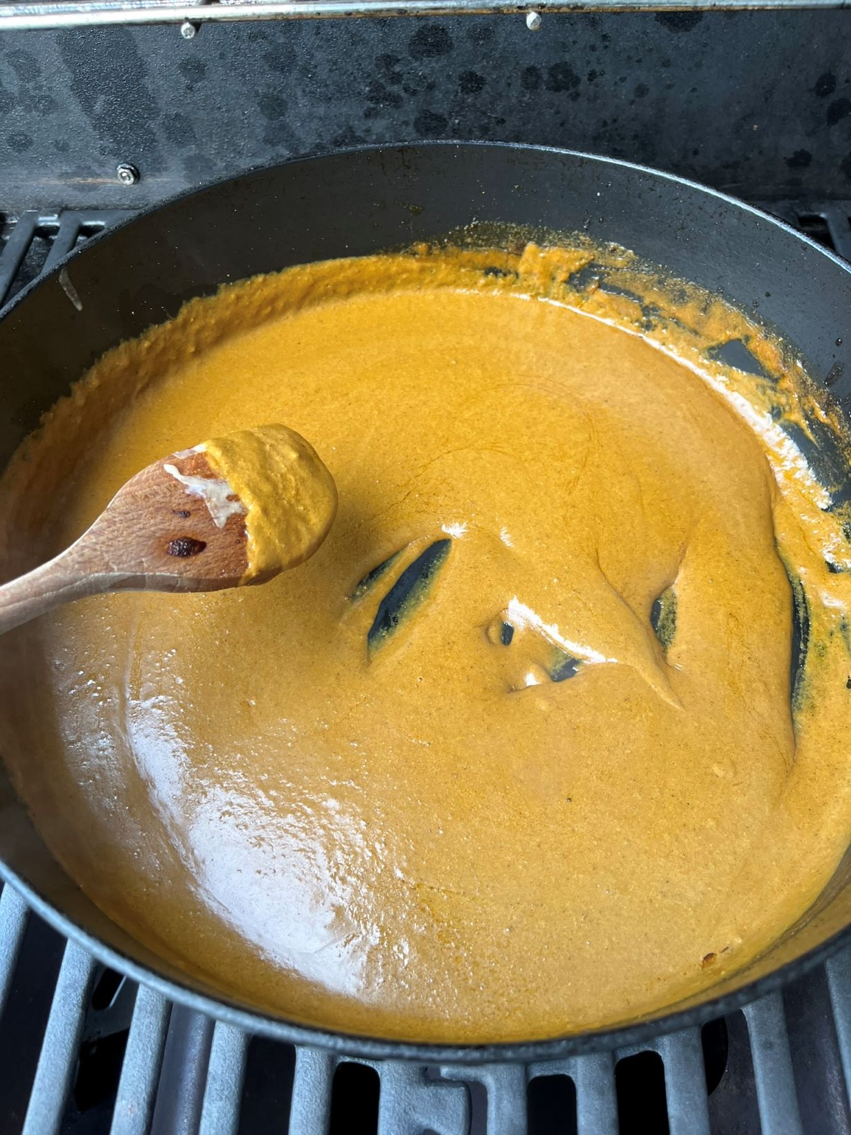 Indie na grilu - arašídové curry se zeleninou a uzeným tofu - kari omáčka v hrnci Indie na grilu - arašídové curry se zeleninou a uzeným tofu - kari omáčka v hrnci