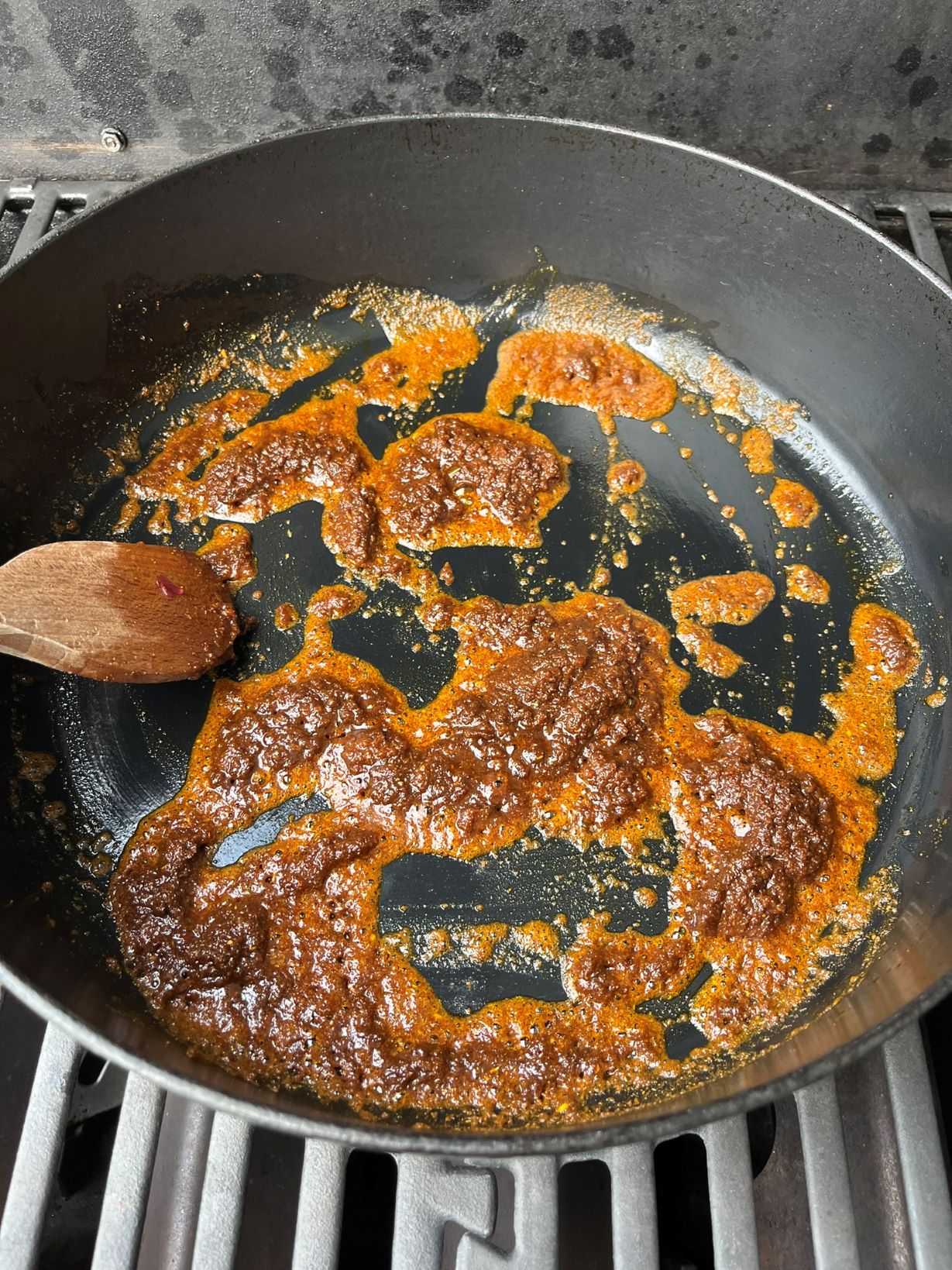 Indie na grilu - arašídové curry se zeleninou a uzeným tofu - kari pasta Indie na grilu - arašídové curry se zeleninou a uzeným tofu - kari pasta