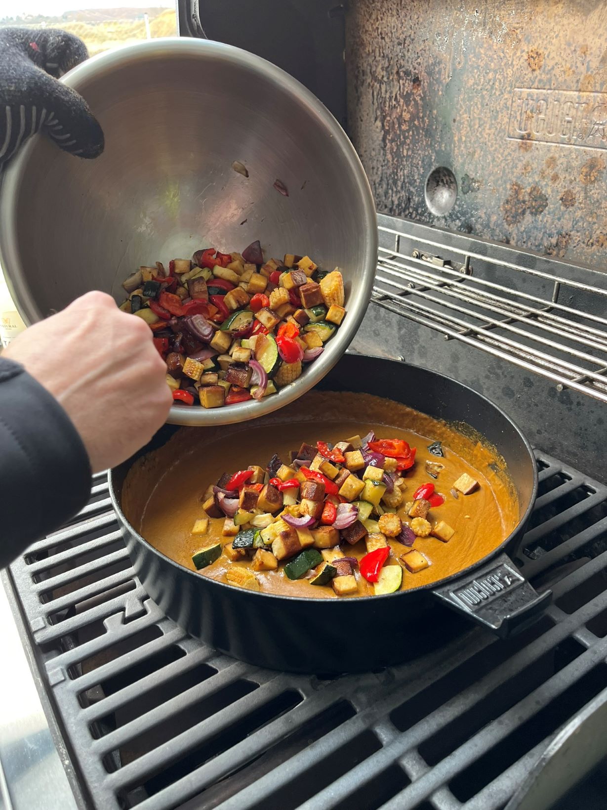 Indie na grilu - arašídové curry se zeleninou a uzeným tofu - přidání zeleniny Indie na grilu - arašídové curry se zeleninou a uzeným tofu - přidání zeleniny