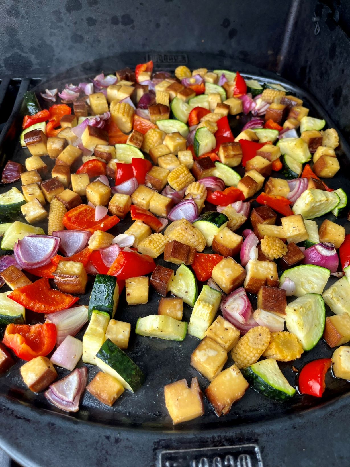Indie na grilu - arašídové curry se zeleninou a uzeným tofu - pečení zeleniny Indie na grilu - arašídové curry se zeleninou a uzeným tofu - pečení zeleniny