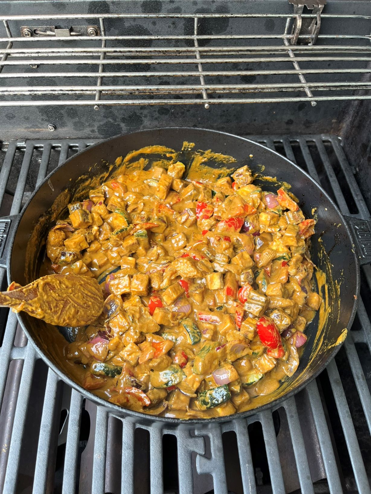 Indie na grilu - arašídové curry se zeleninou a uzeným tofu - v litinovém hrnci Indie na grilu - arašídové curry se zeleninou a uzeným tofu - v litinovém hrnci