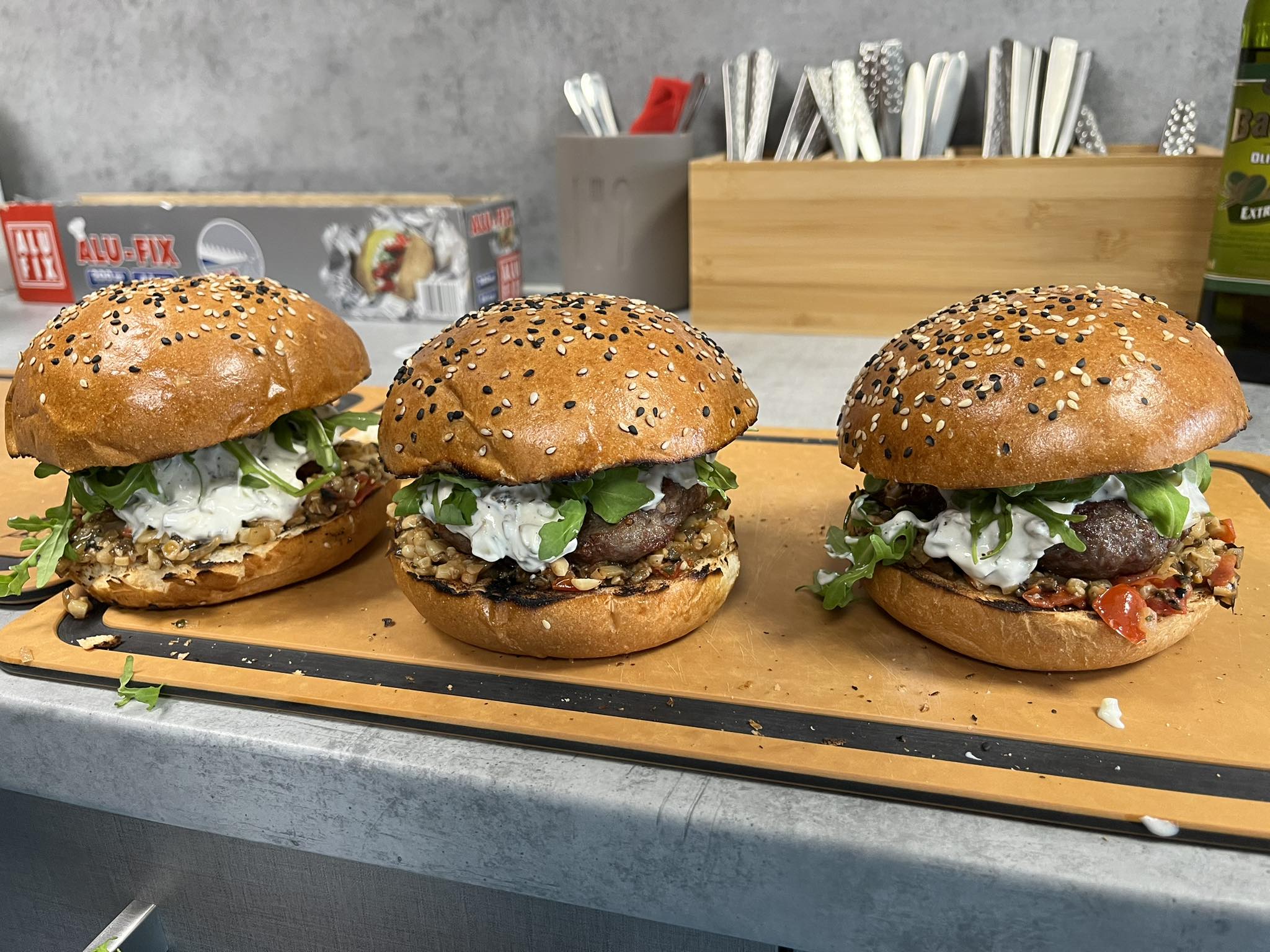 Klasický cheeseburger na grilu - hotové v kuchyni Klasický cheeseburger na grilu - hotové v kuchyni