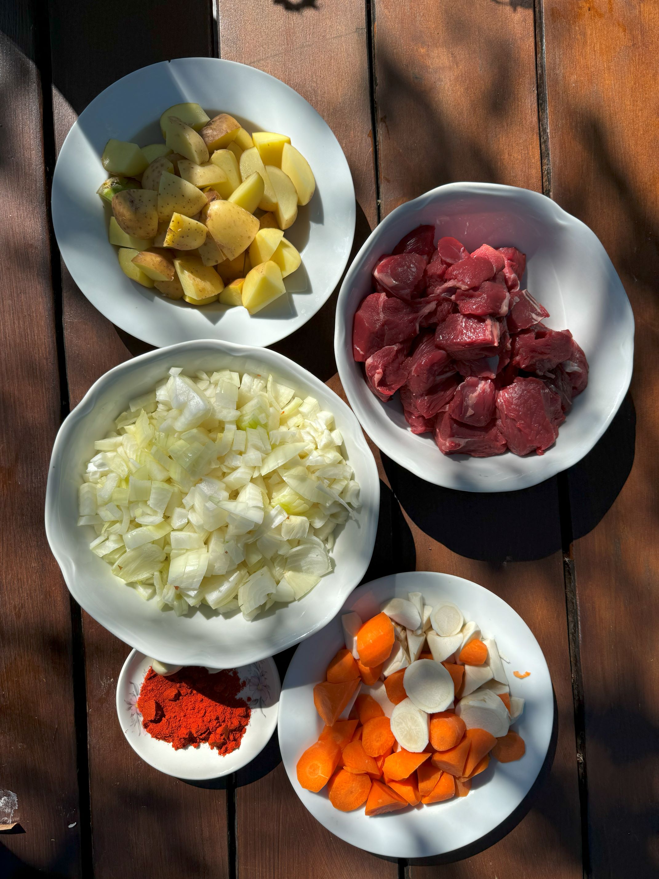 Ingredience na kotlíkový guláš Ingredience na kotlíkový guláš