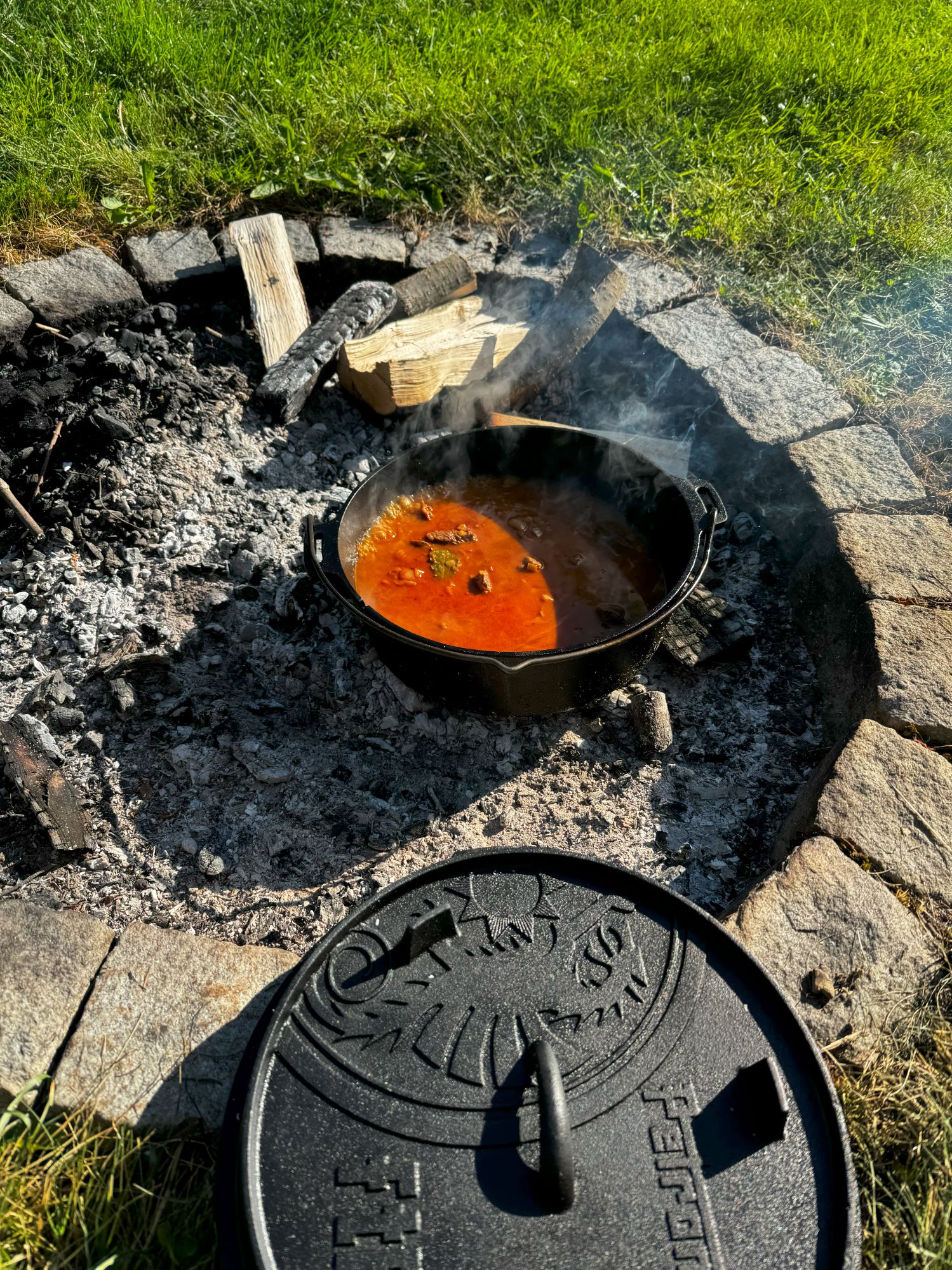 Vaření kotlíkového guláše Vaření kotlíkového guláše