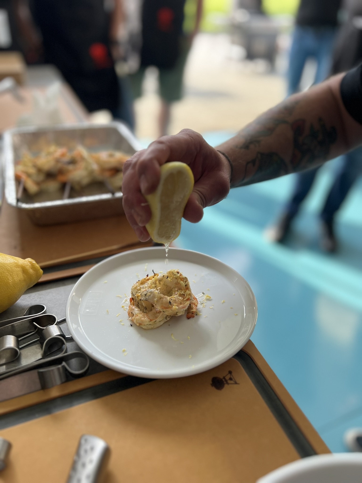 Krevetové špízy na grilu - servírování