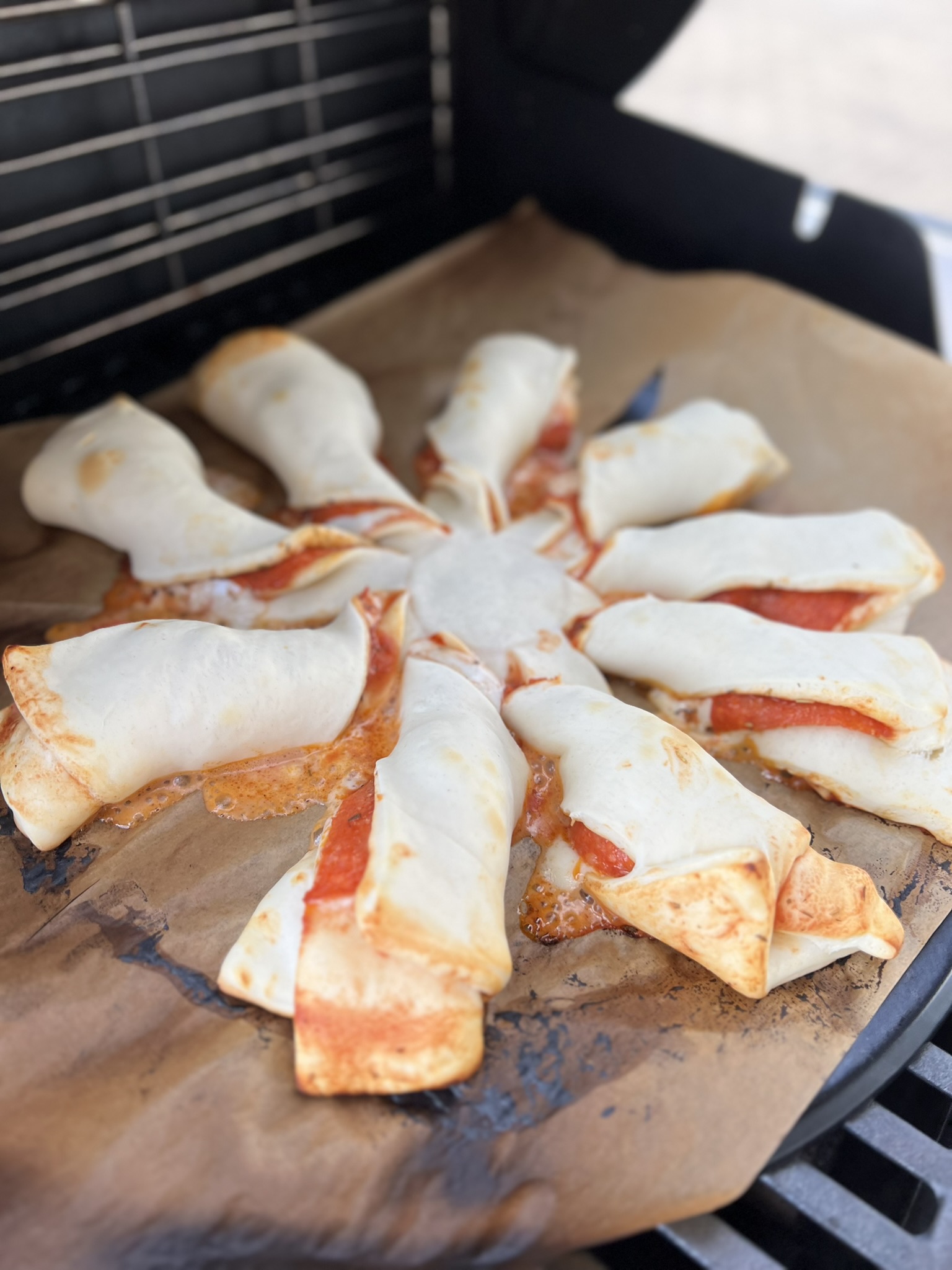Kroucená pizza na grilu - grilování