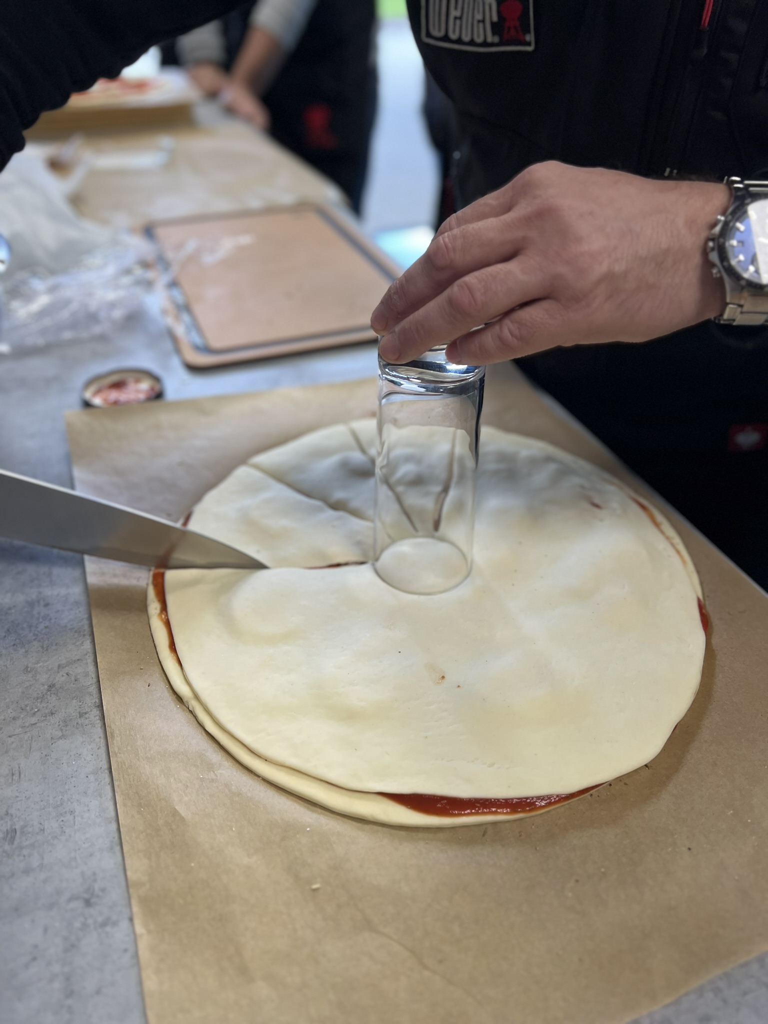 Kroucená pizza na grilu - krájení
