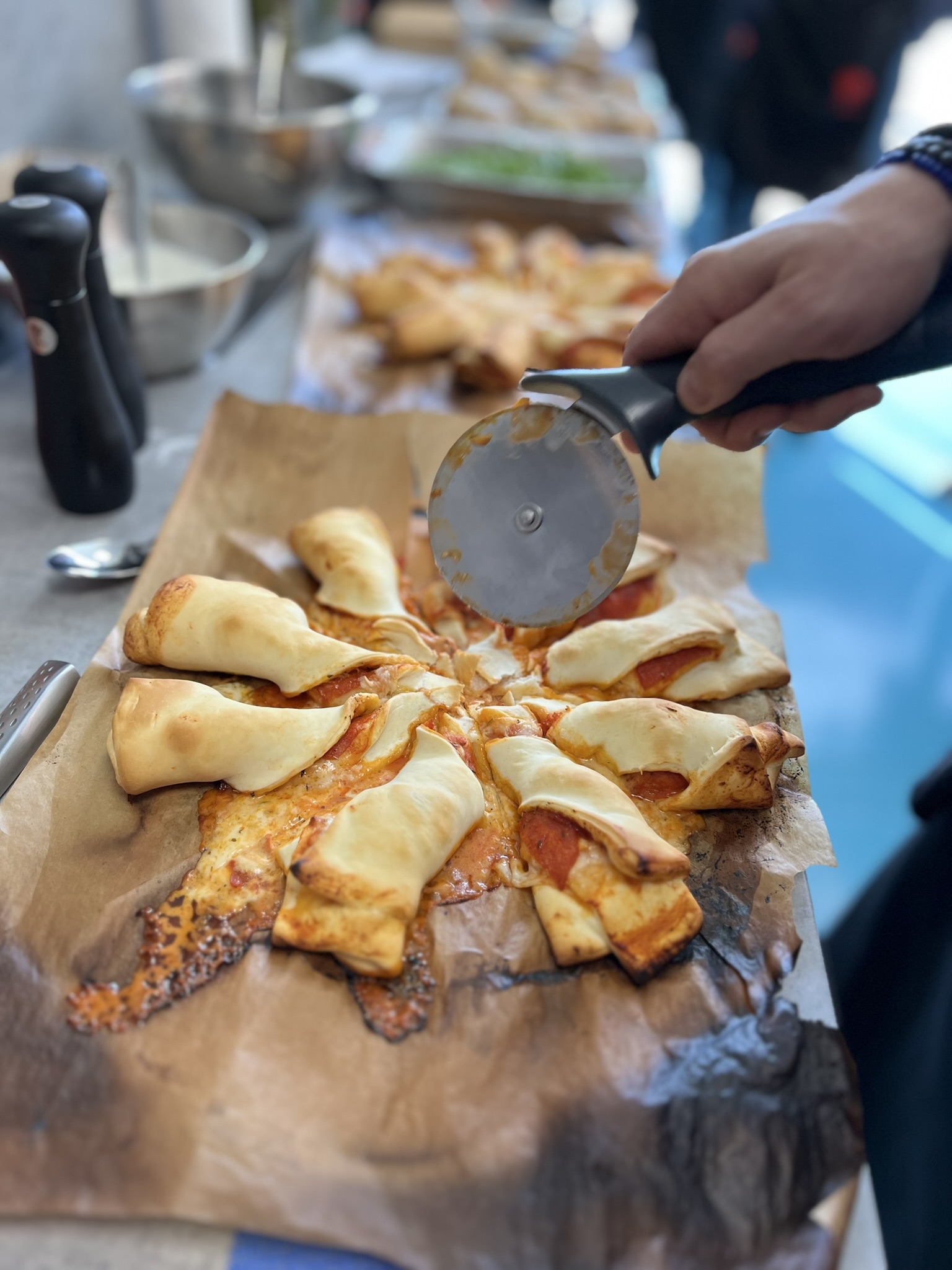 Kroucená pizza na grilu - porcování