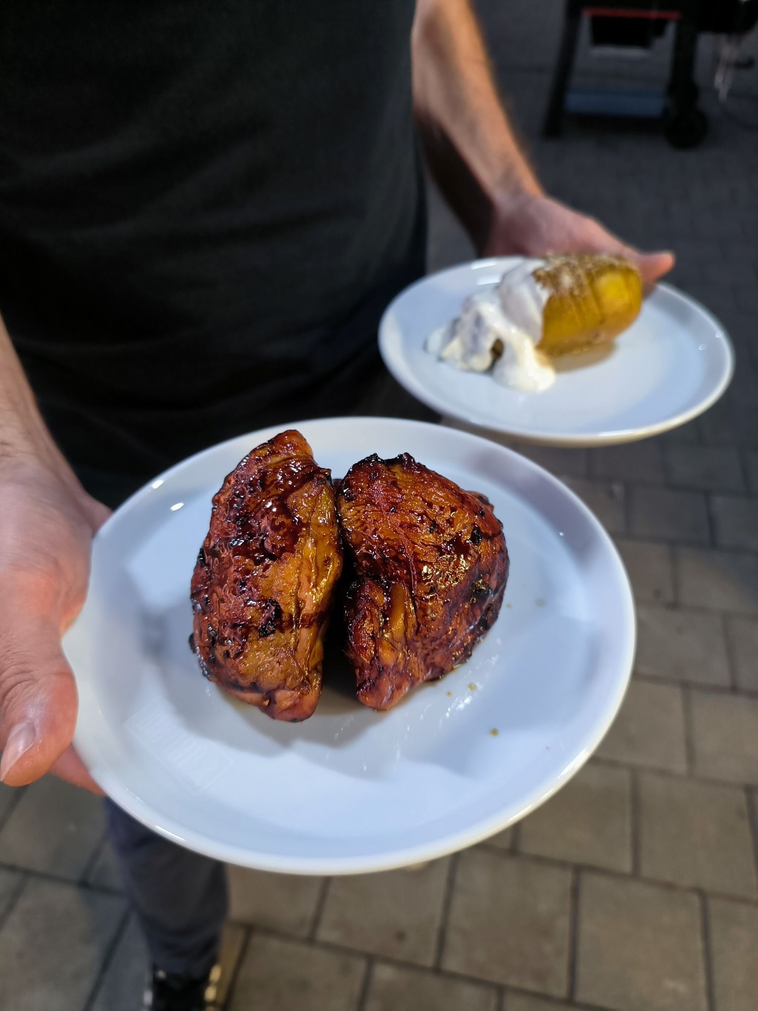 Kuřecí stehna na grilu - hotové na talíři Kuřecí stehna na grilu - hotové na talíři
