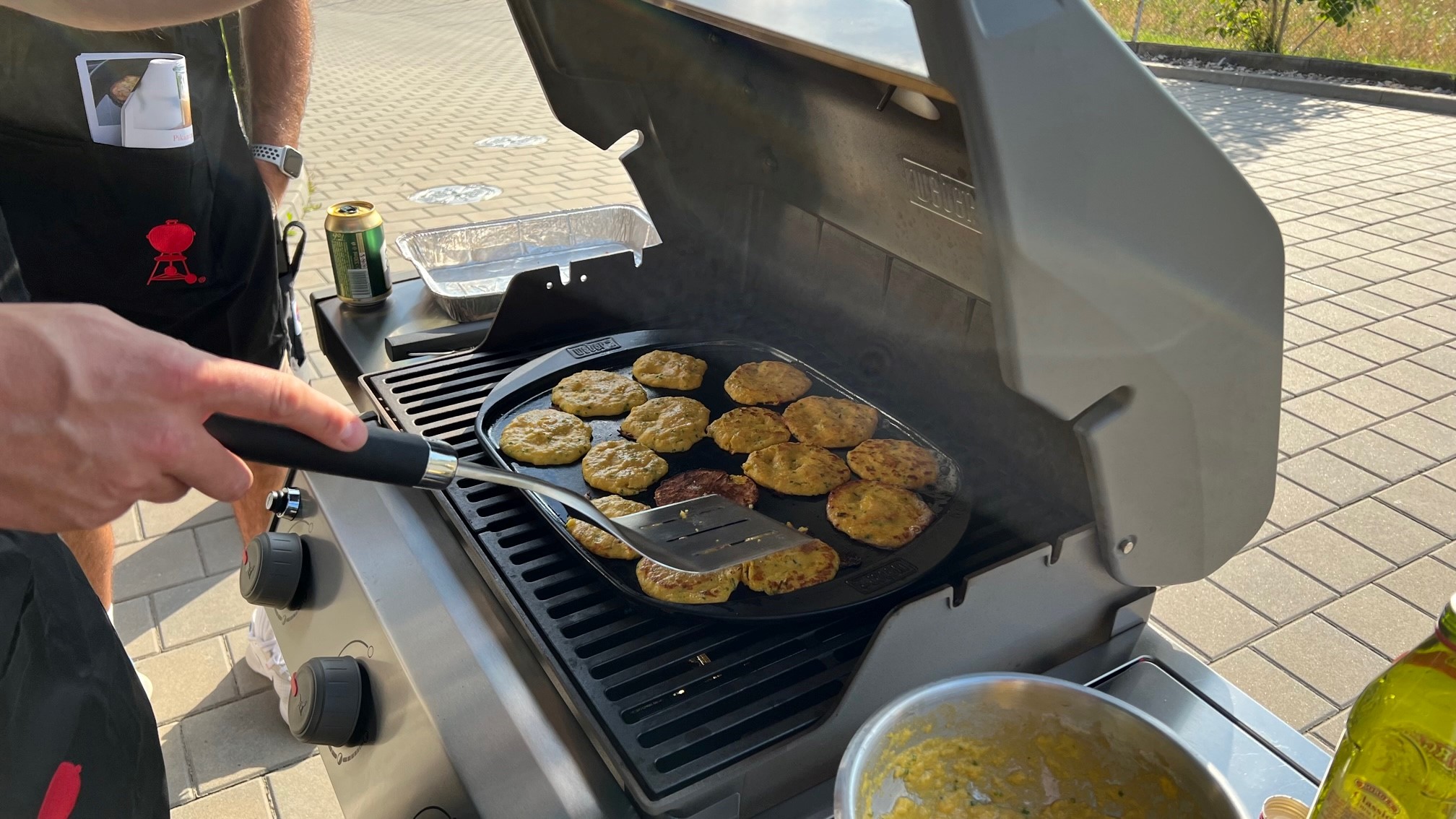 Kukuřičné placičky na grilu - otáčení Kukuřičné placičky na grilu - otáčení