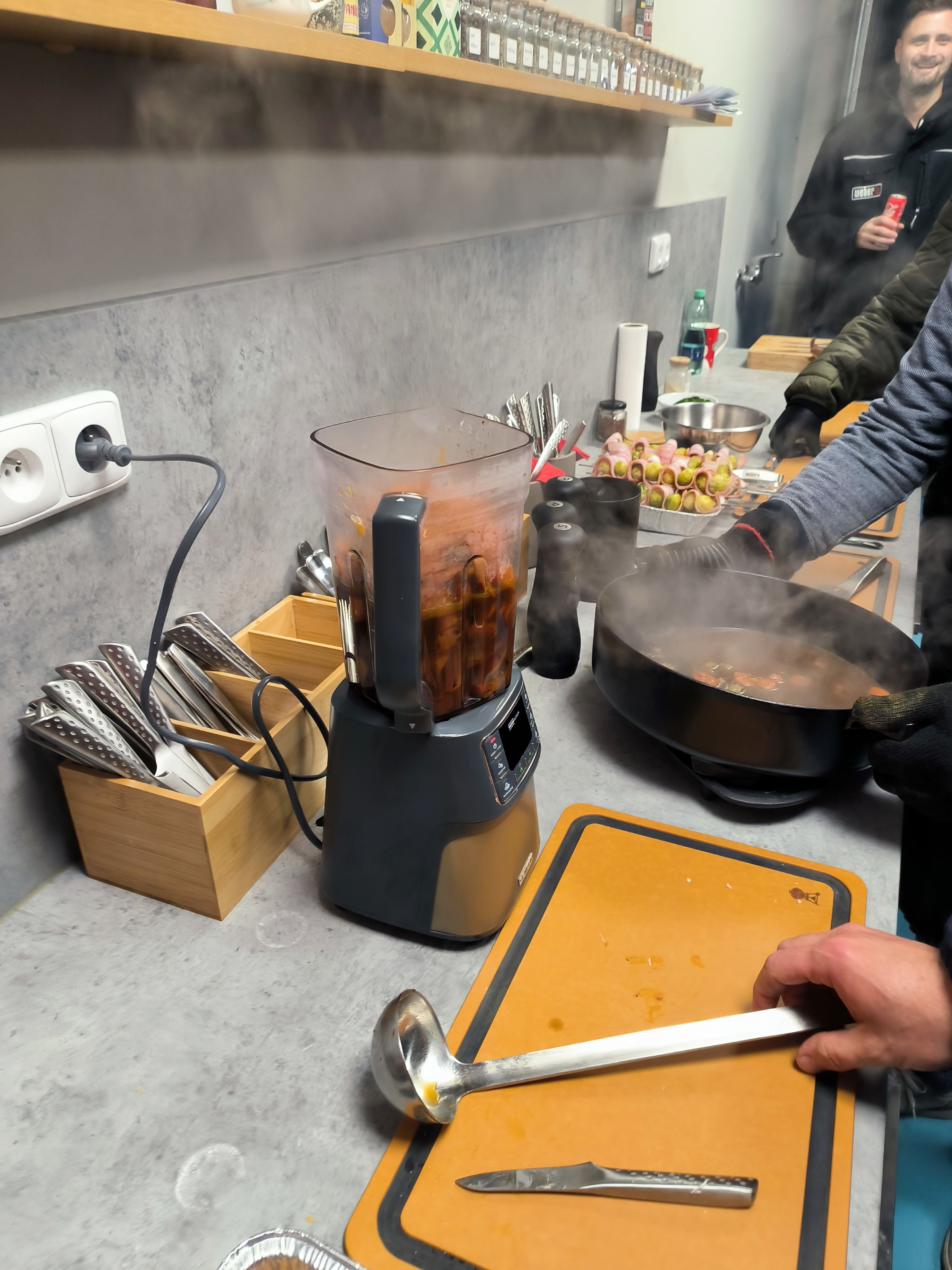 Mrkvová polévka na grilu se zázvorem - rozmixování Mrkvová polévka na grilu se zázvorem - rozmixování