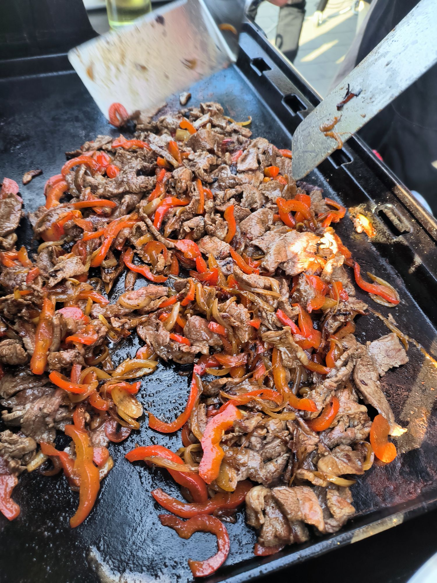 Philly Cheesesteak - grilovani na planche