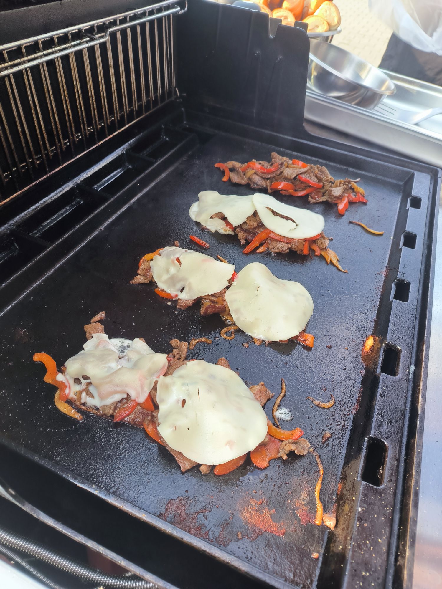 Philly Cheesesteak - hromadky na planche