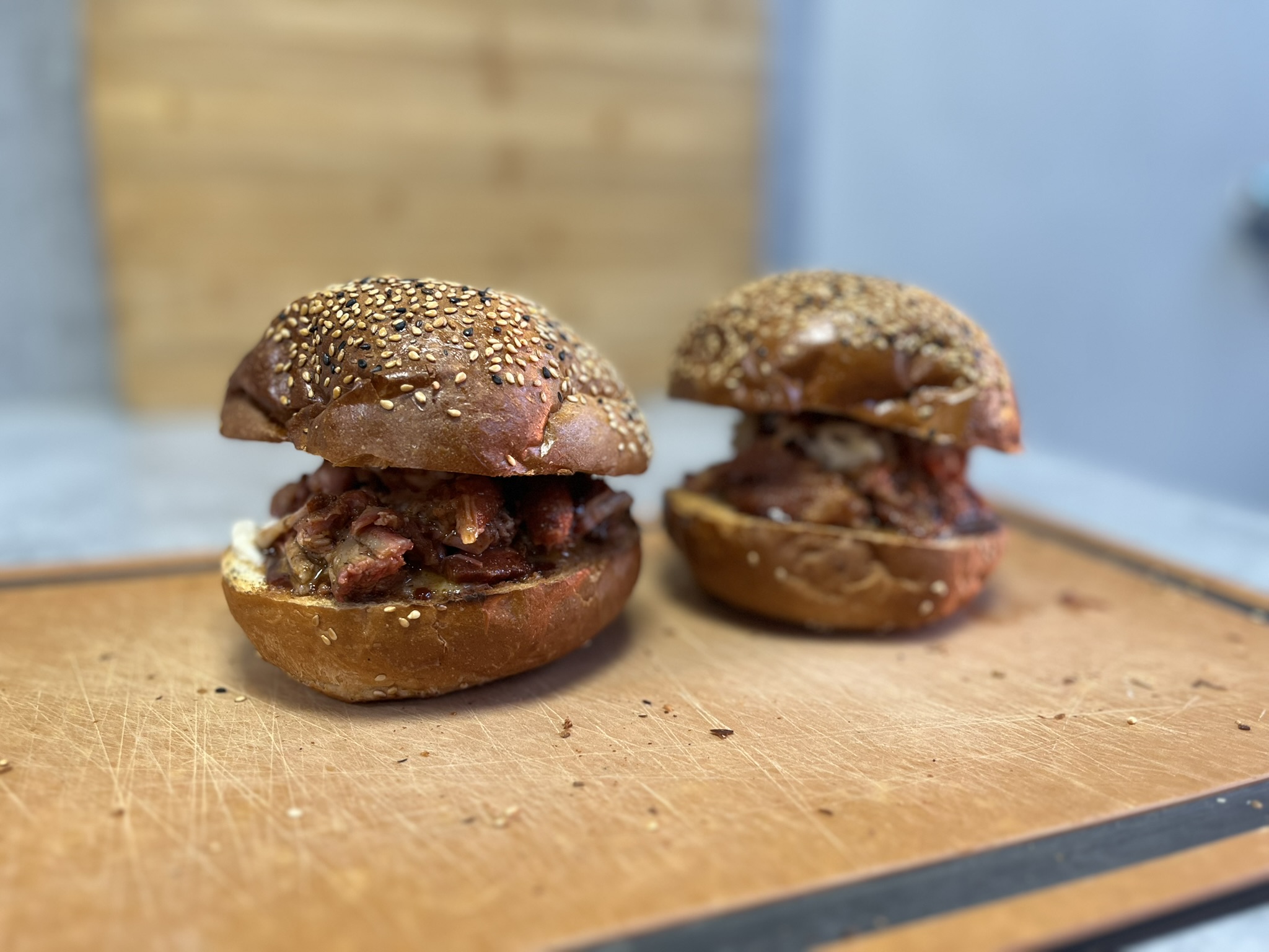 Rychlý pulled pork burger na grilu s hranolkami - servírování burgeru 