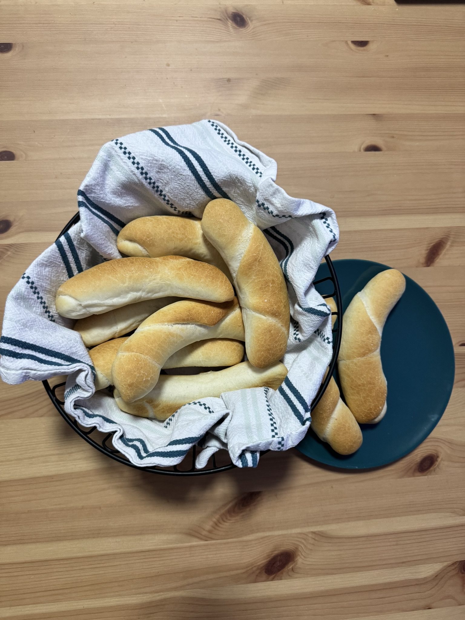 Nadýchané domácí rohlíky - upečené rohlíky