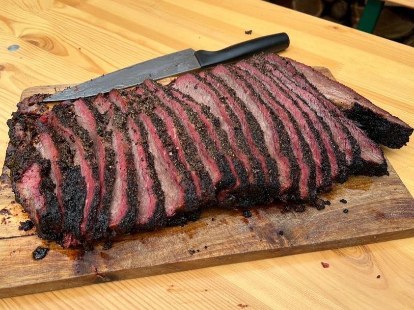 Grilovaný brisket s krásným opečeným bark a smoke ring