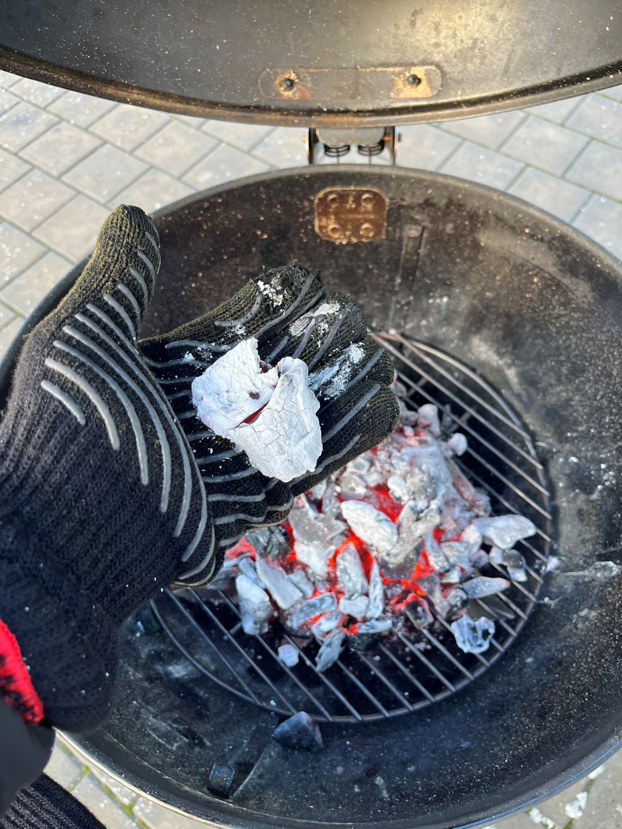 Rozžhavené dřevěné uhlí na grilu Rozžhavené dřevěné uhlí na grilu