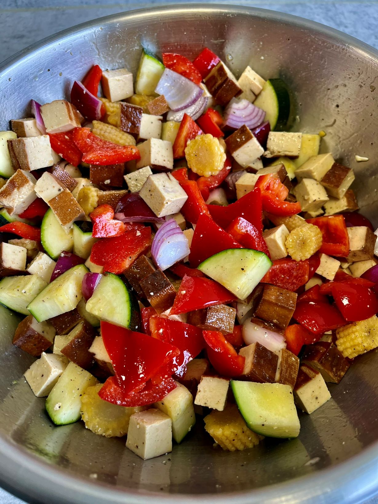 Indie na grilu - arašídové curry se zeleninou a uzeným tofu - nakrájená zelenina Indie na grilu - arašídové curry se zeleninou a uzeným tofu - nakrájená zelenina
