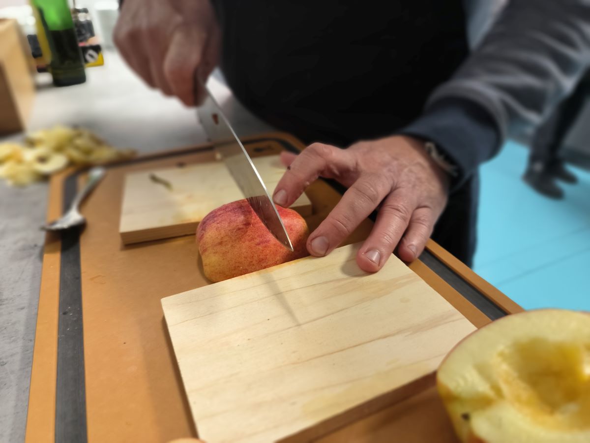 Grilované jablko - krájení v kuchyni Grilované jablko - krájení v kuchyni