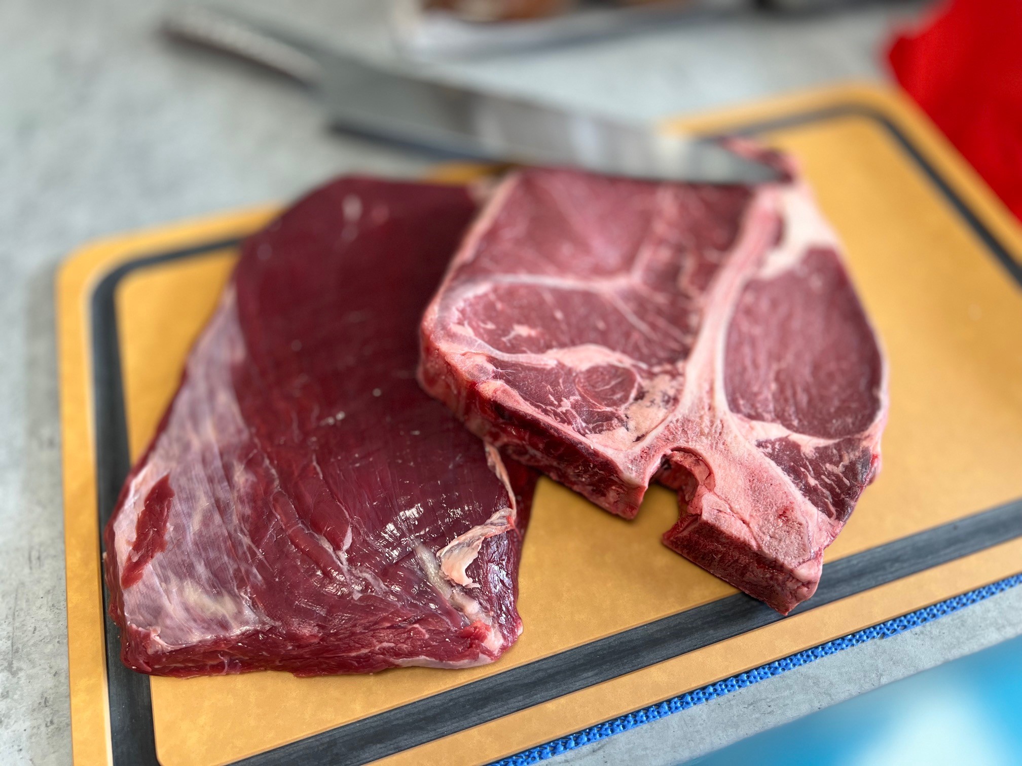 Grilování T-Bone Steaku - příprava v kuchyni Grilování T-Bone Steaku - příprava v kuchyni