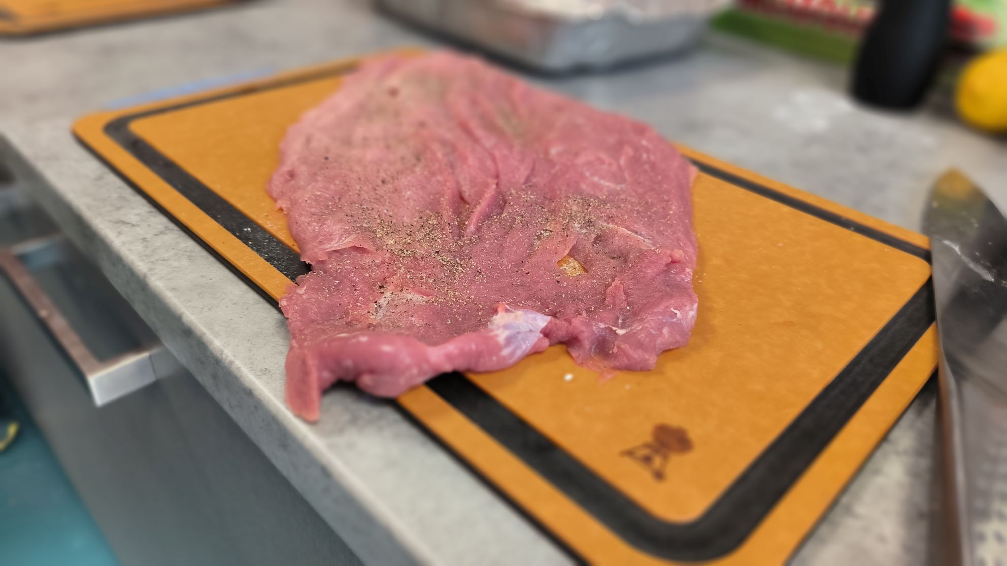 Vepřová panenka na grilu obalená ve slanině - naklepání Vepřová panenka na grilu obalená ve slanině - naklepání