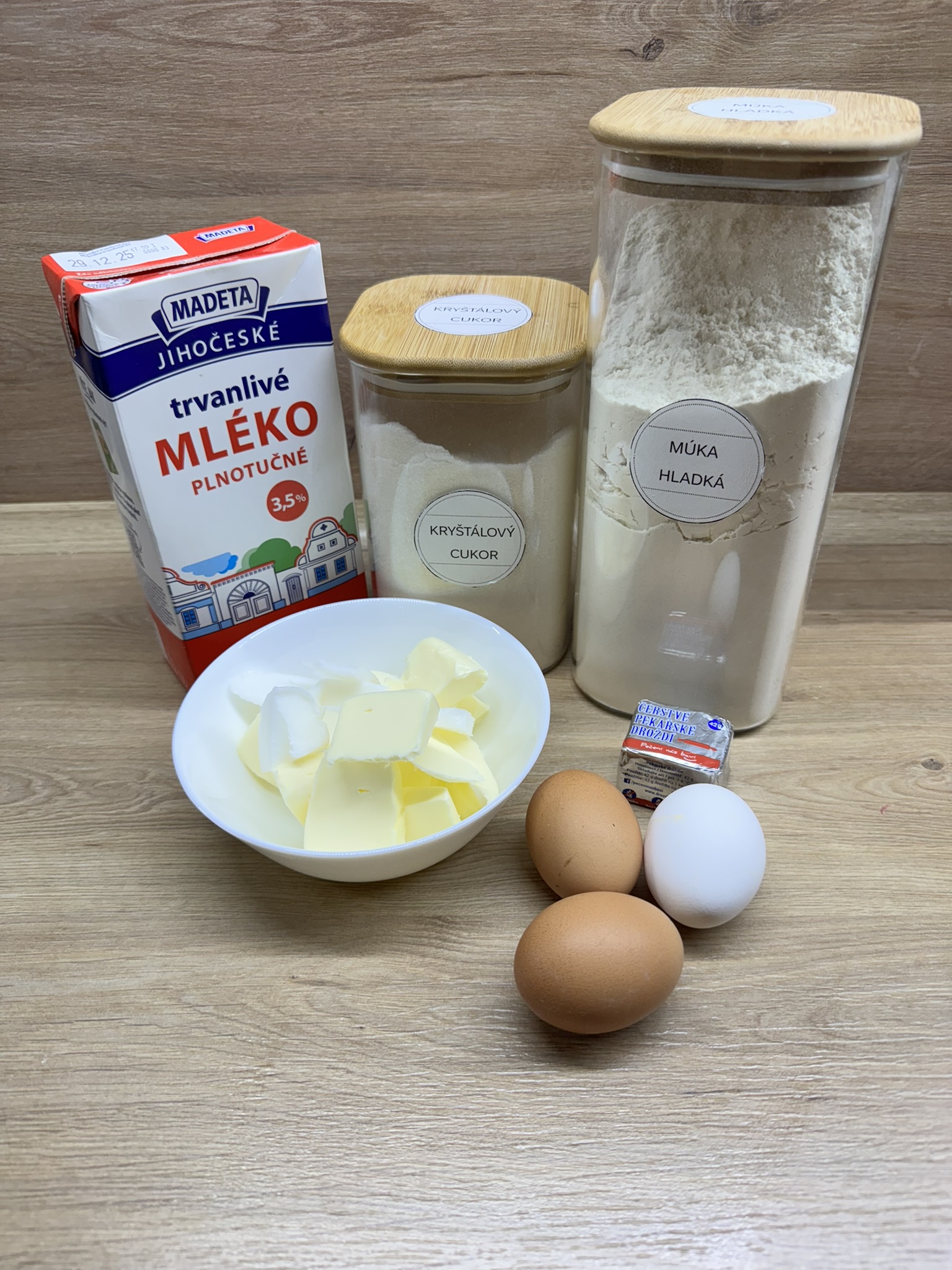 Ingredience na těsto na kynuté koláče
