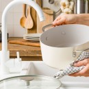 Hrnec s poklicí KitchenAid Aluminium Coloured 20 cm, mandlová